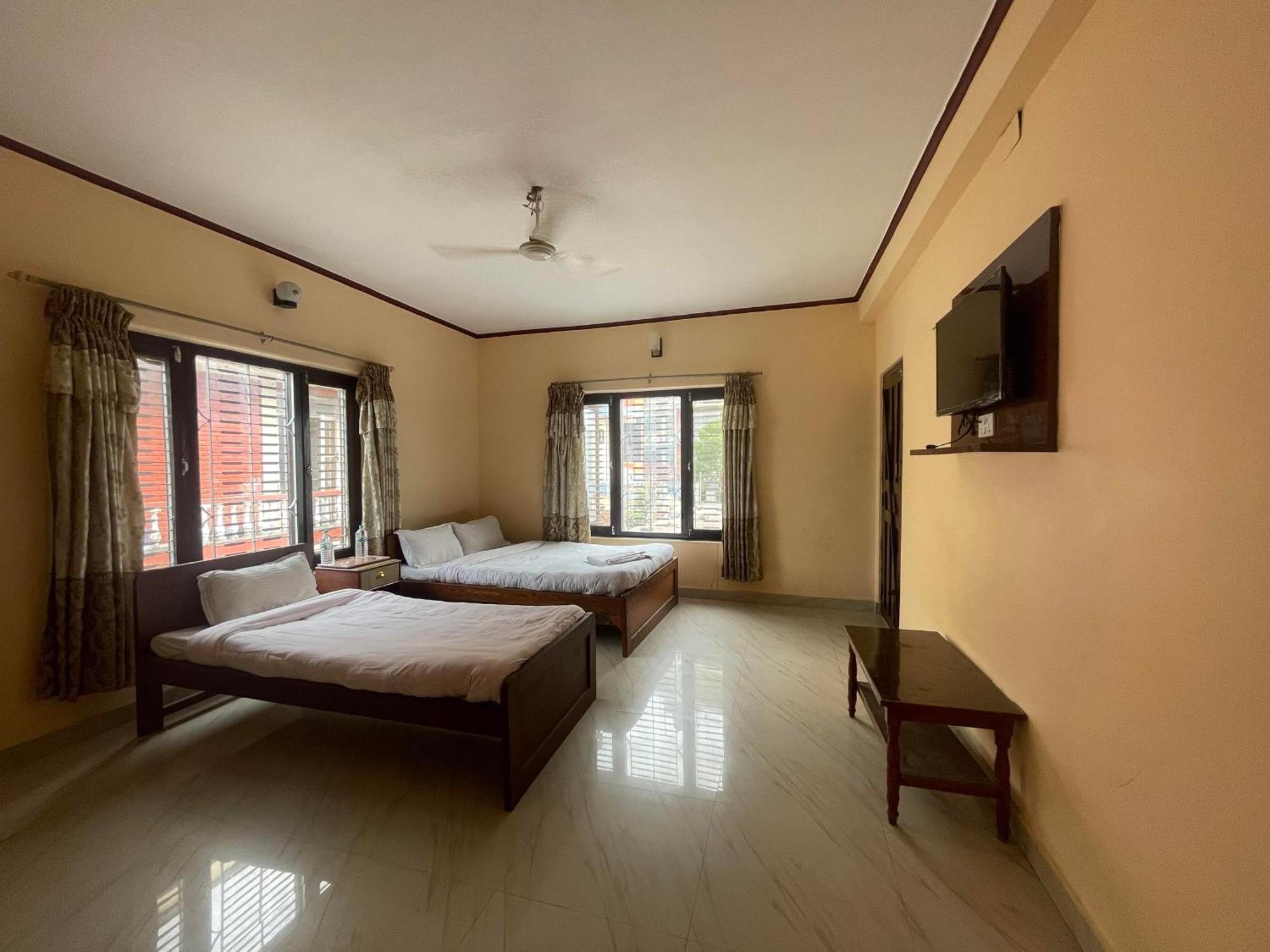 Hotel Peace Ganga Inn Pokhara Exterior foto